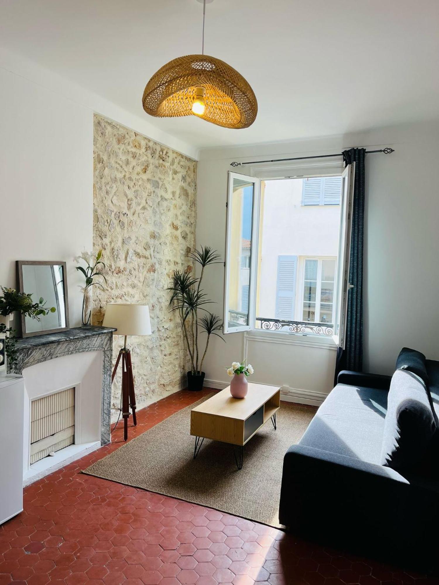 Studio En Plein Coeur Du Vieil Antibes, Vue Sur Place Romantique Exterior photo
