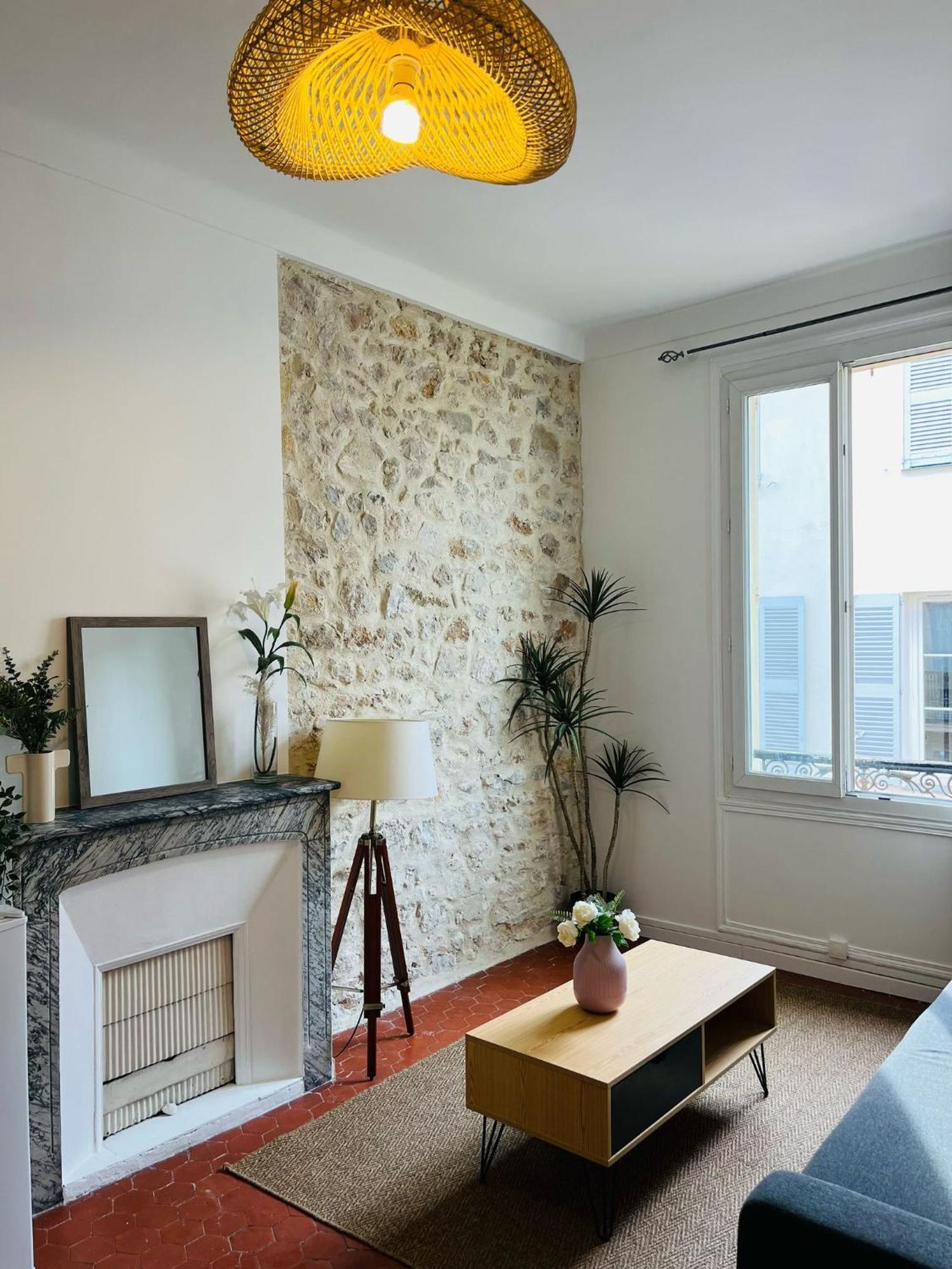 Studio En Plein Coeur Du Vieil Antibes, Vue Sur Place Romantique Exterior photo