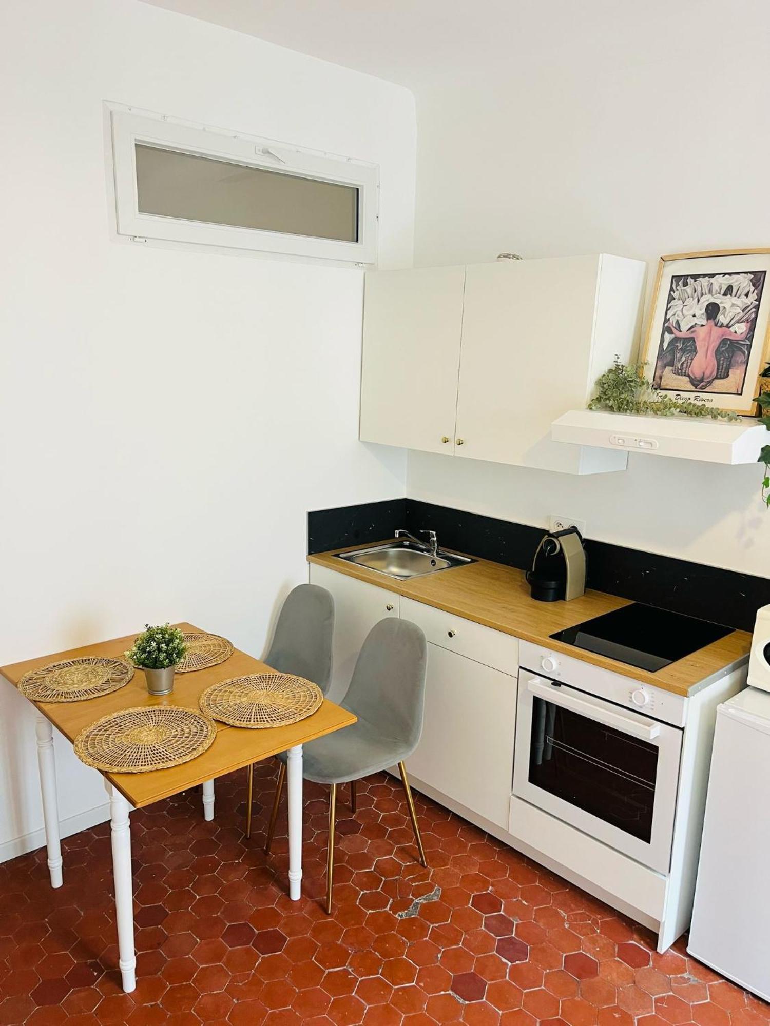 Studio En Plein Coeur Du Vieil Antibes, Vue Sur Place Romantique Exterior photo